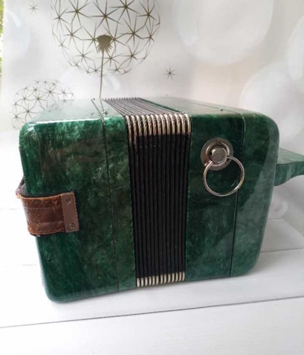 Баян «Мелодія» в робочому стані с футляром.