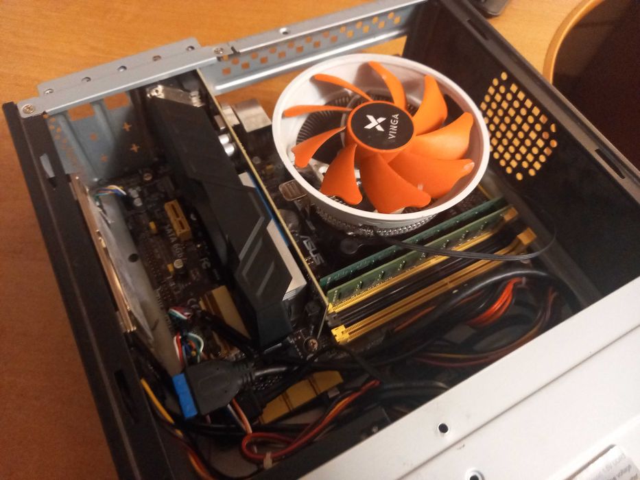 игровой компьютер, тонкий небольшой cистемный блок