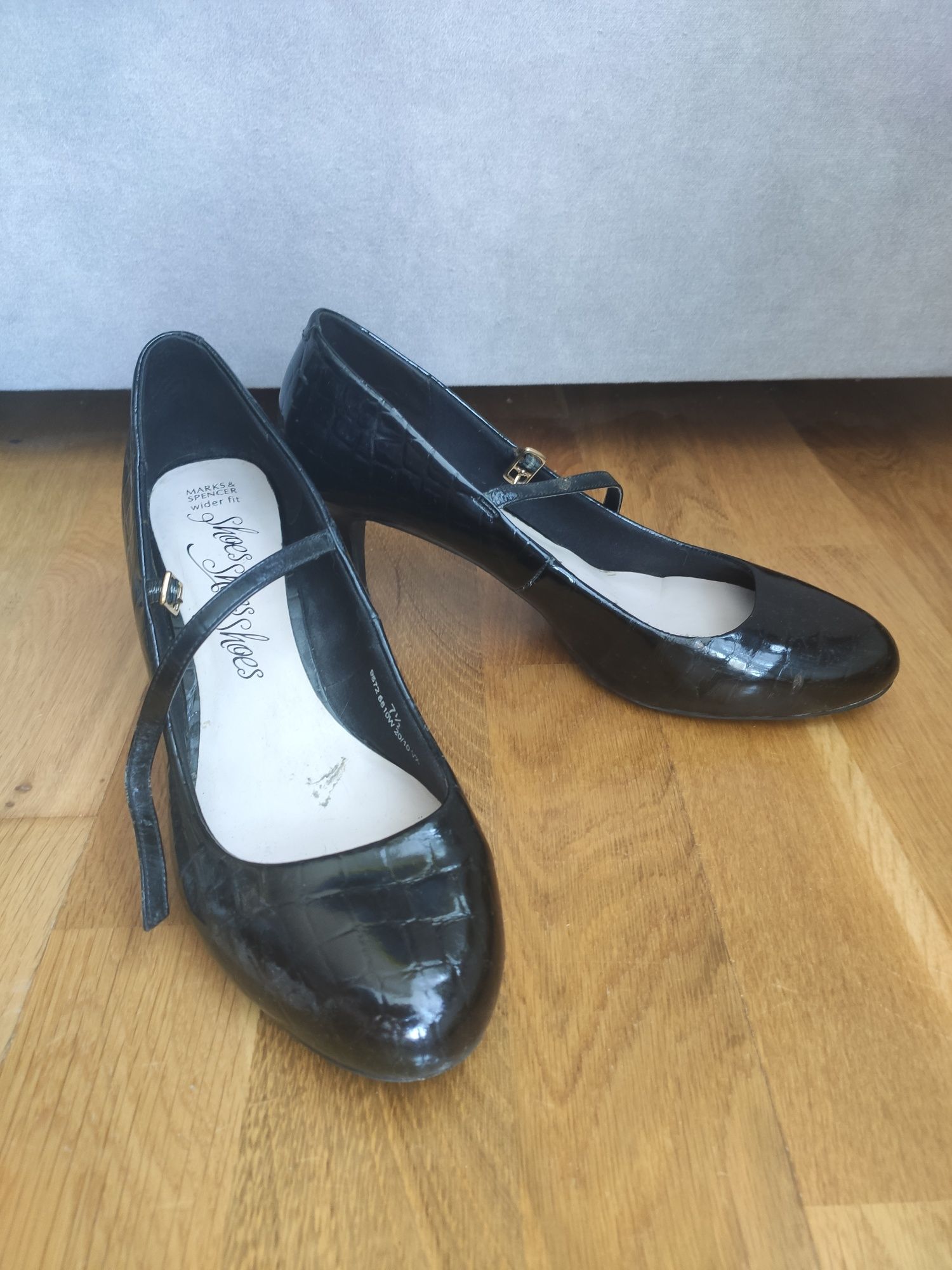 Buty lakierowane na obcasie