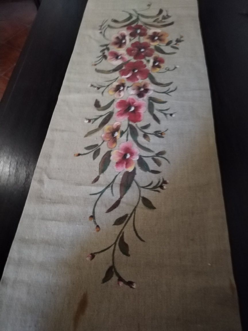 Caminho de mesa pintado