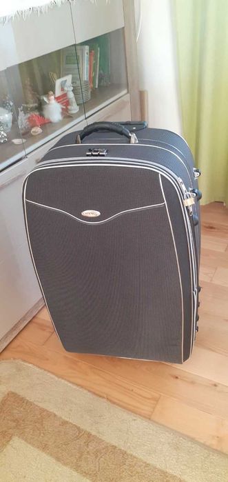 Walizka duża na kółkach sprzedam.