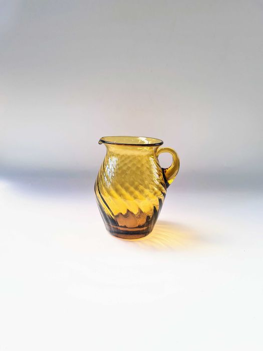Miodowy dzbanuszek / mlecznik 375 ml ręcznie formowany PRL