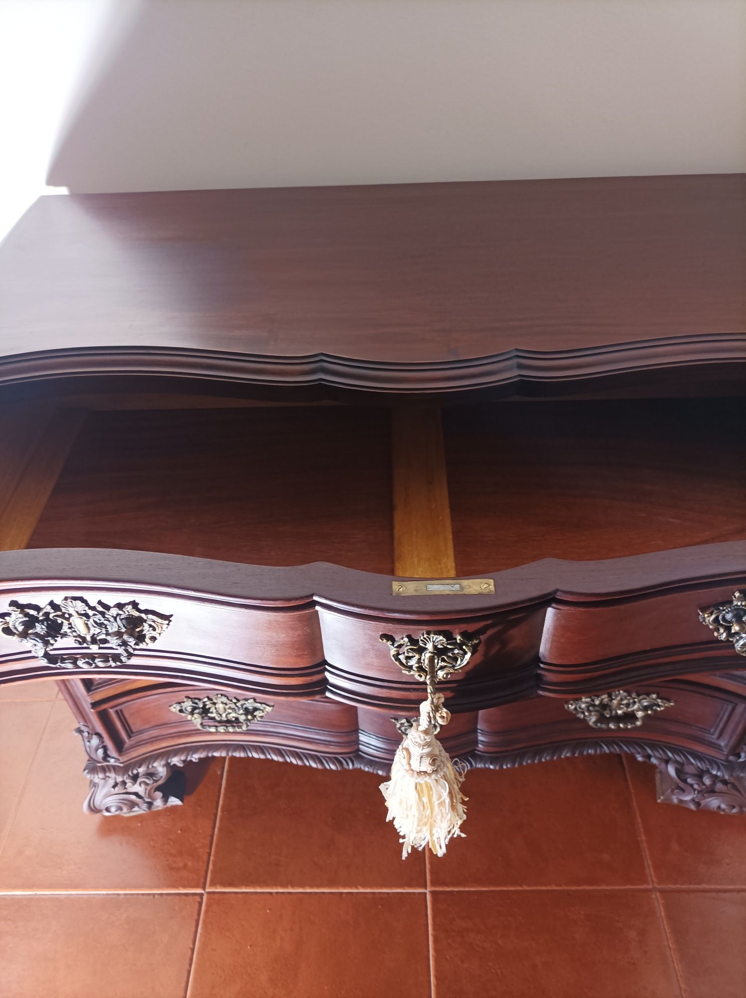 Cómoda antiga restaurada estilo D José toda trabalhada manualmente
