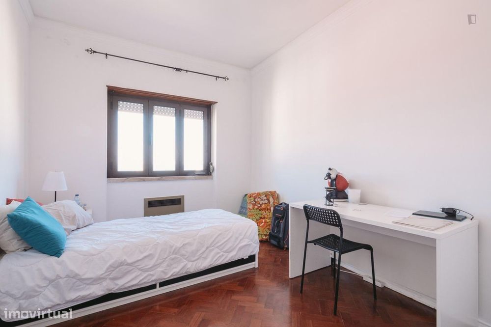15356 - Bom quarto de solteiro perto de Sta...