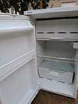 Mini frigo velhinho  mas funciona  perfeitamente  medidas  84x50x54 cm