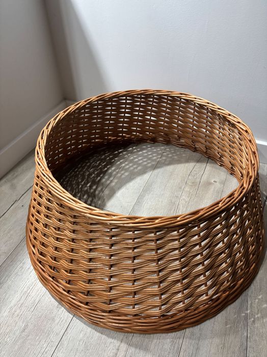 Osłonka wiklinowa pod choinkę