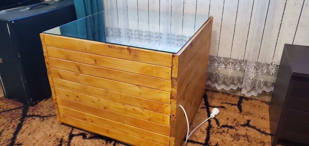 Stolik drewniany z efektem nieskończonej piwnicy – oryginalny design