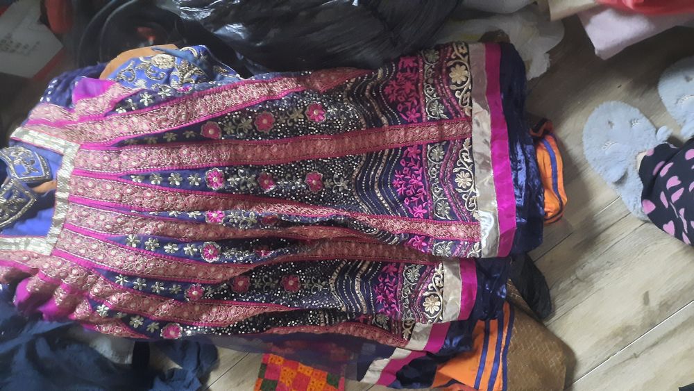 Национальная олеждв,сари и тд.