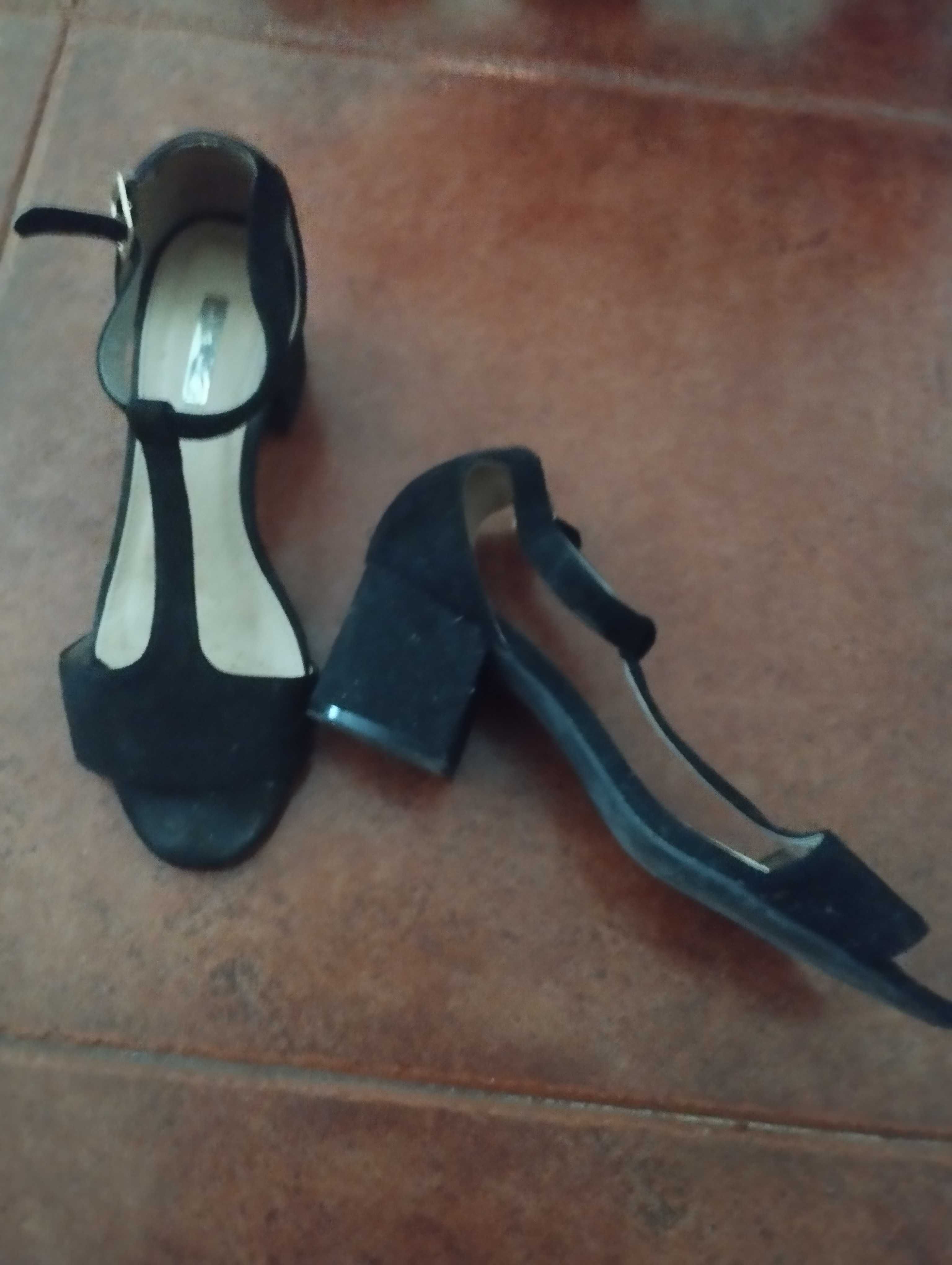 Sapatos pretos mulher