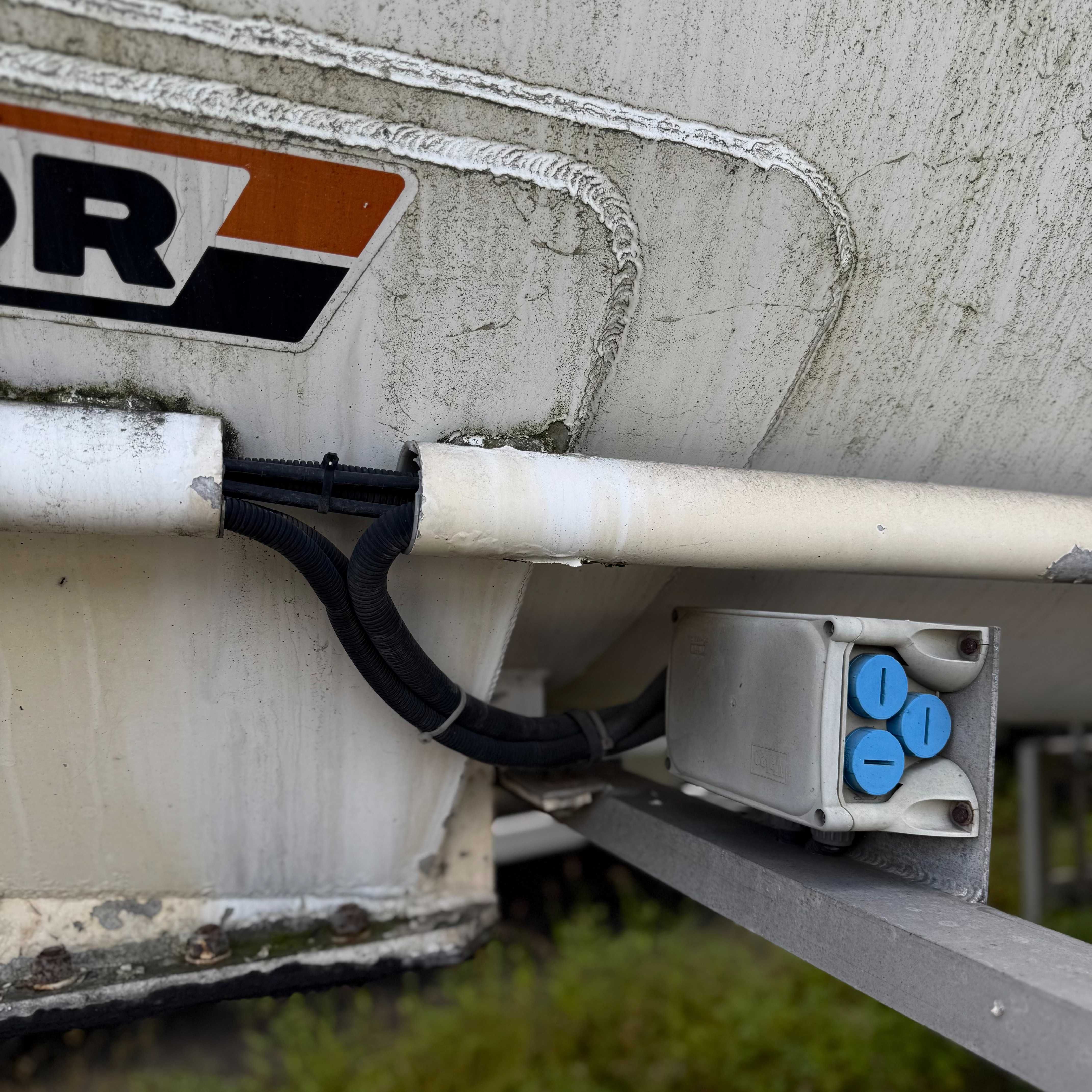 Цистарна-напівпричіп Trailor 1020A017 1999 MDR T 98 015 54A