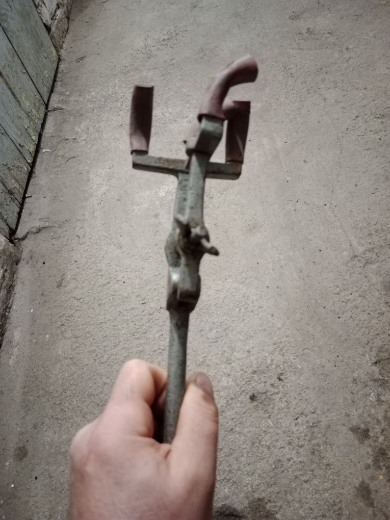 Statyw laboratoryjny z czasów PRL.