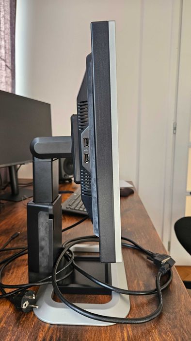 Monitor 19" HP LP1965 pivot używany, z kablami, sprawny