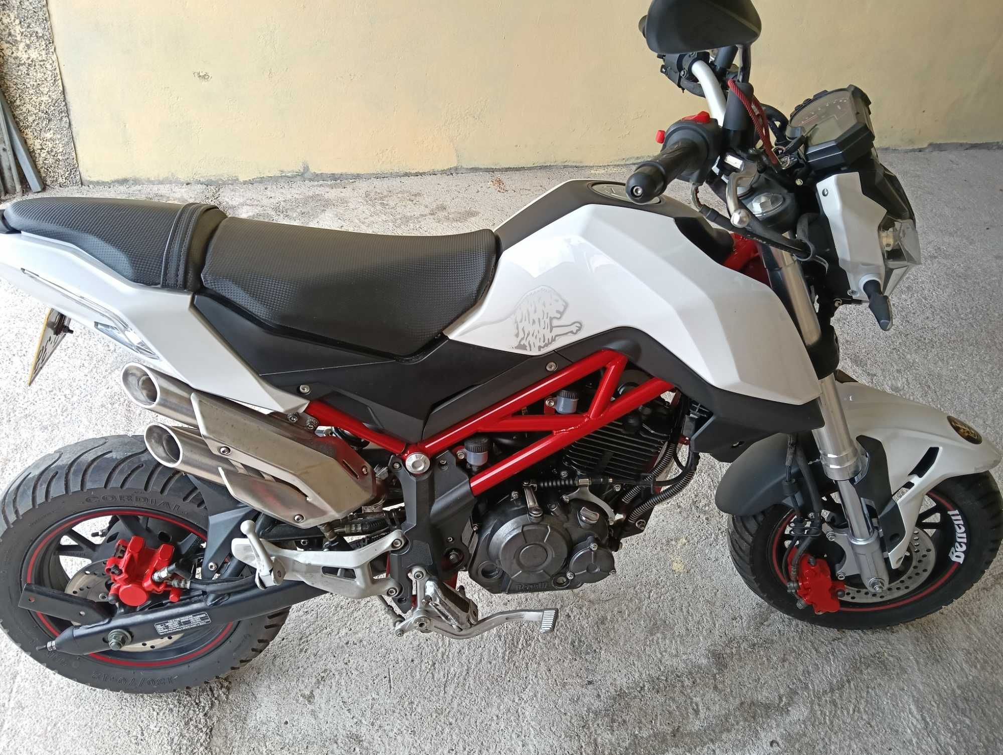 Moto 125 impecável