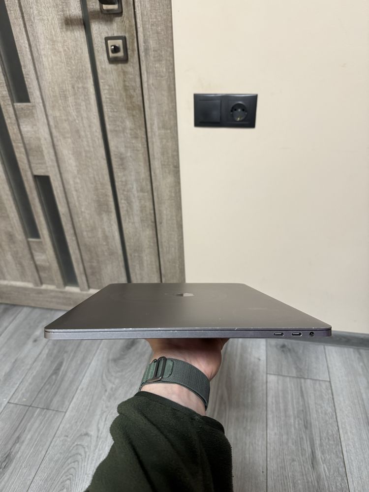 Macbook pro 15 2018 core i9 32/512gb pro 560x 4gb