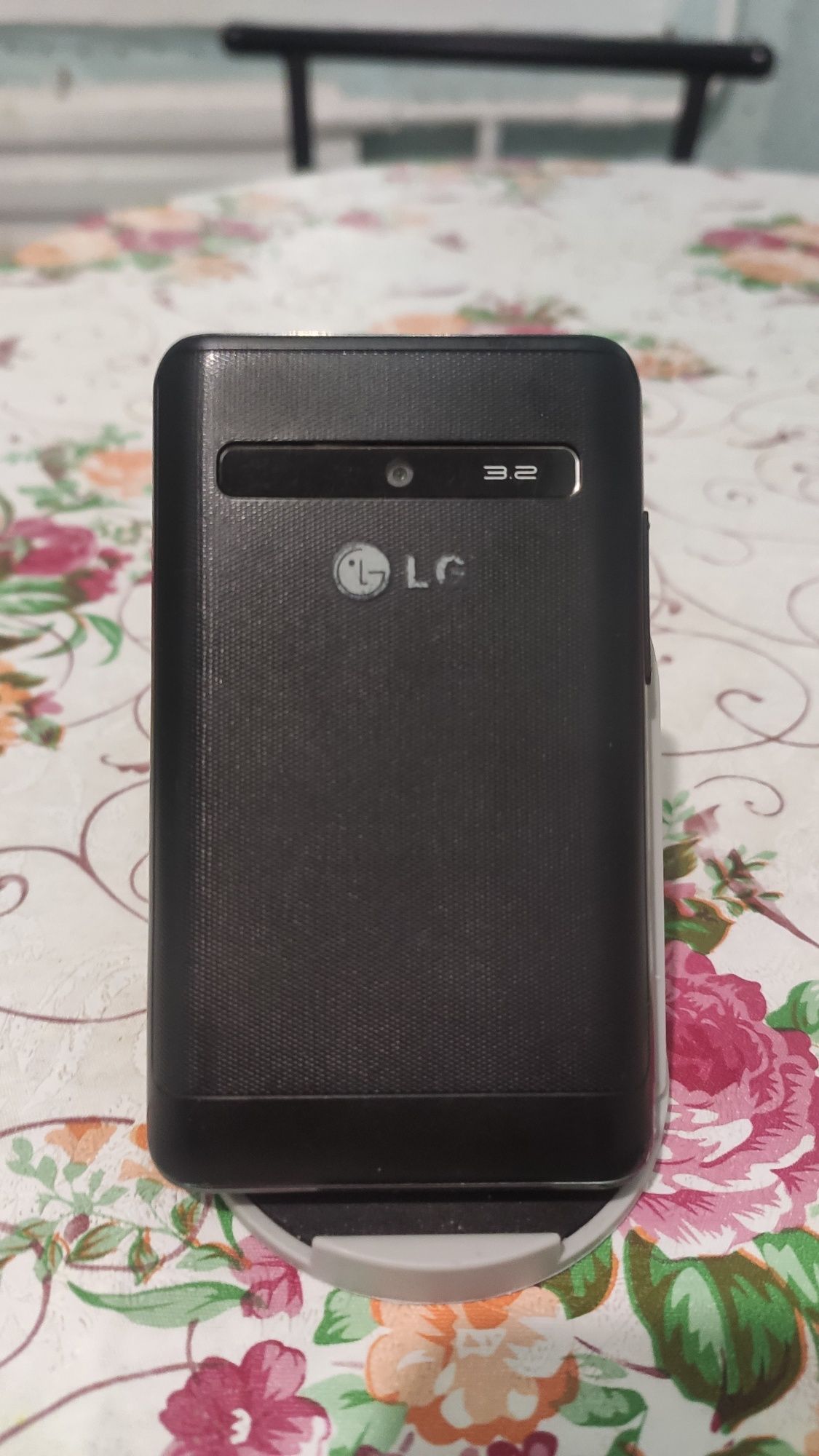 Телефон LG E 405
