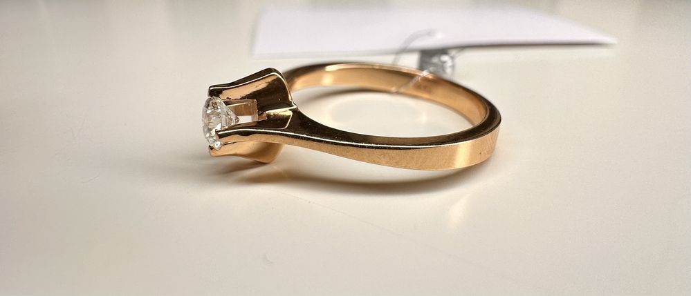 Золота каблучка з діамантом,0,25 ct ,(4 мм.)с бриллиантом,17 розмір,3г