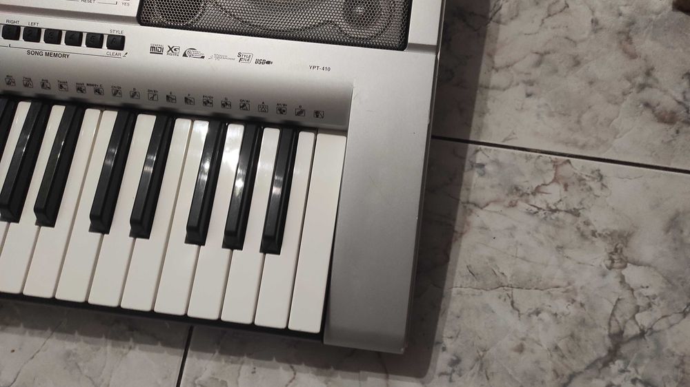 Чудовий синтезатор Yamaha YPT-410 для навчання
