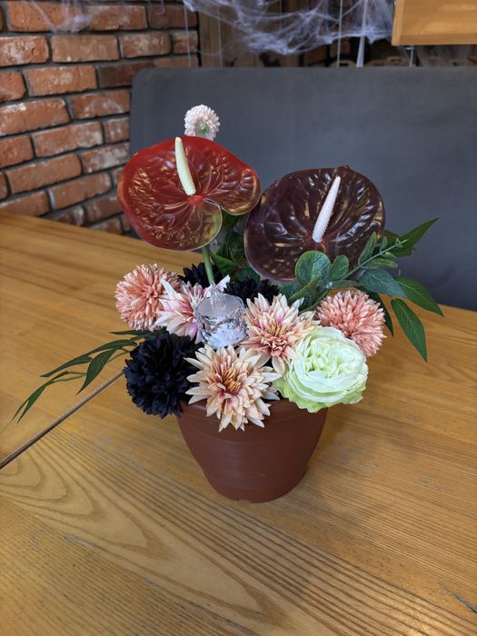 Stroik ma grób, na cmentarz, wszystkich świetych, sztuczne kwiaty