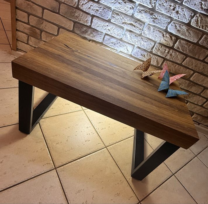 Piękny dębowy stolik z żywicą