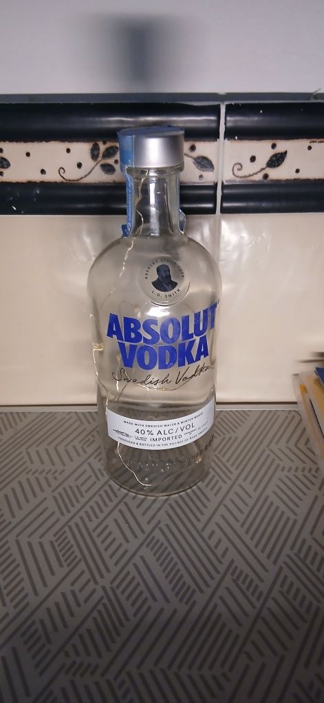 Garrafa Absolut Vodka Iluminada com LEDs – Peça Decorativa Única