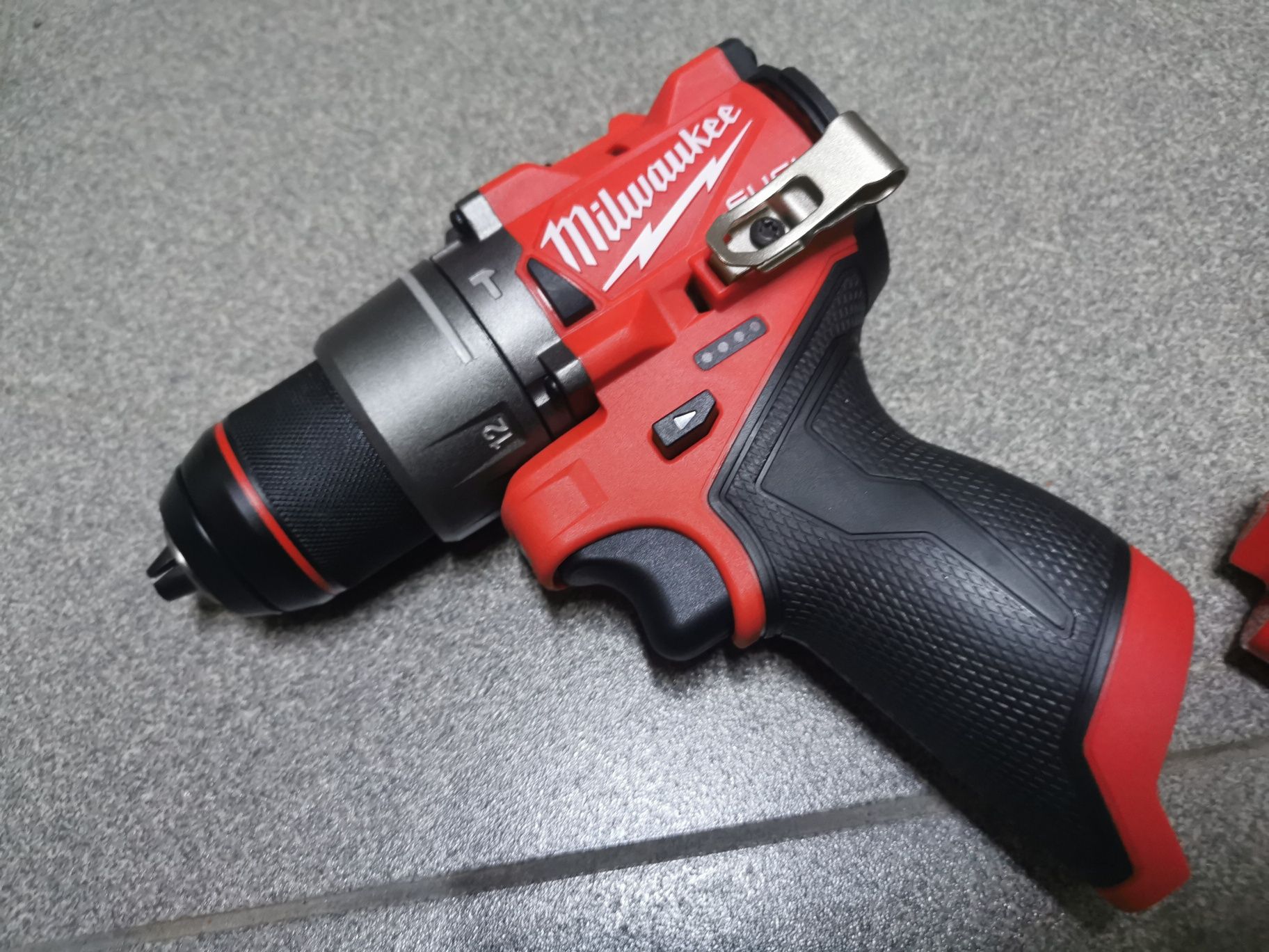 Шуруповерт Milwaukee 3404 m12 Дрелька