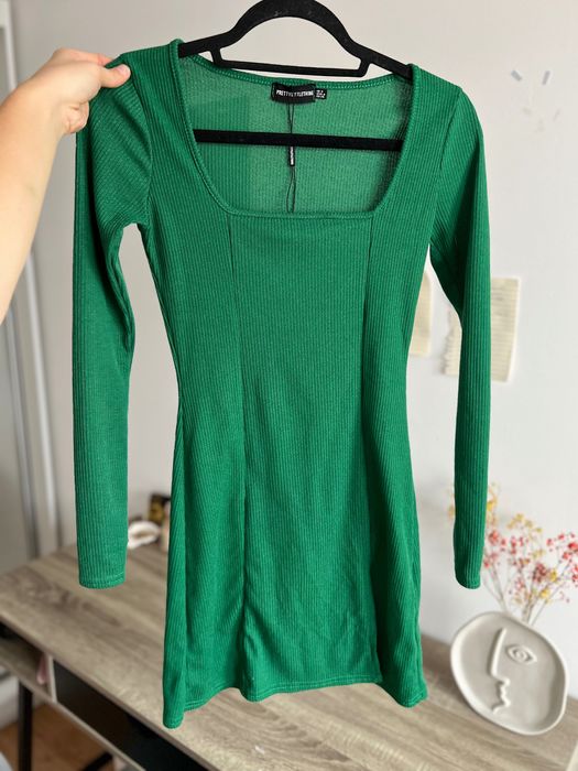 Zielona prążkowana sukienka mini z rozcięciem i kwadratowym dekoltem