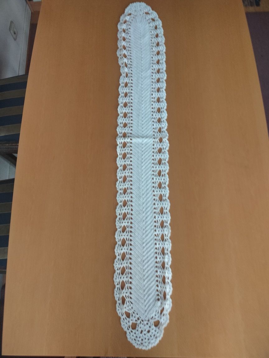 Conjunto de naperons em crochê.