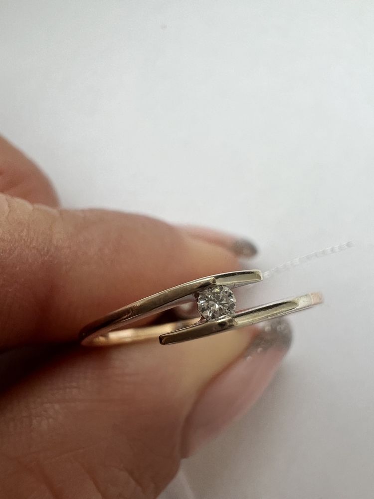 Нежное золотое кольцо с бриллиантом комби золото 585 проба