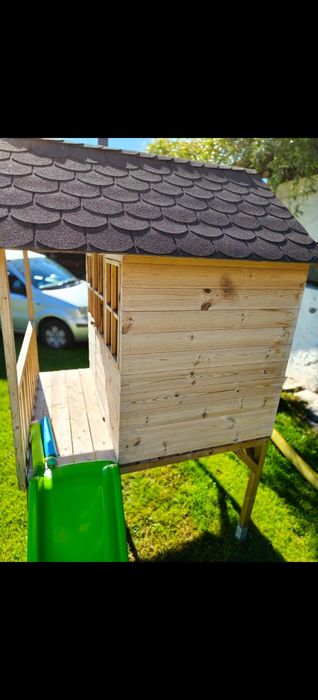 Drewniany domek ze zjeżdżalnią plac zabaw piaskownica