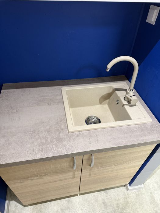 Zestaw kuchenny: blat ze zlewem, bateria, szafka dolna i górna