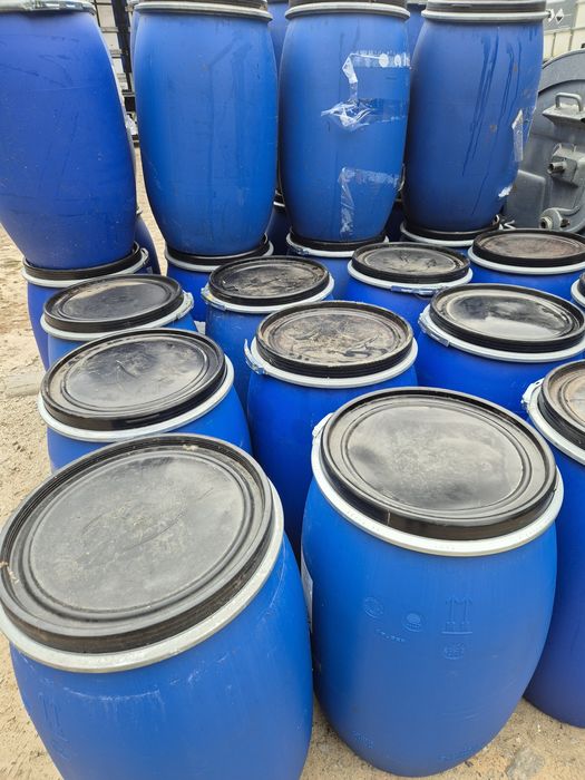 Beczki 120L niebieskie zamykane plastikowe