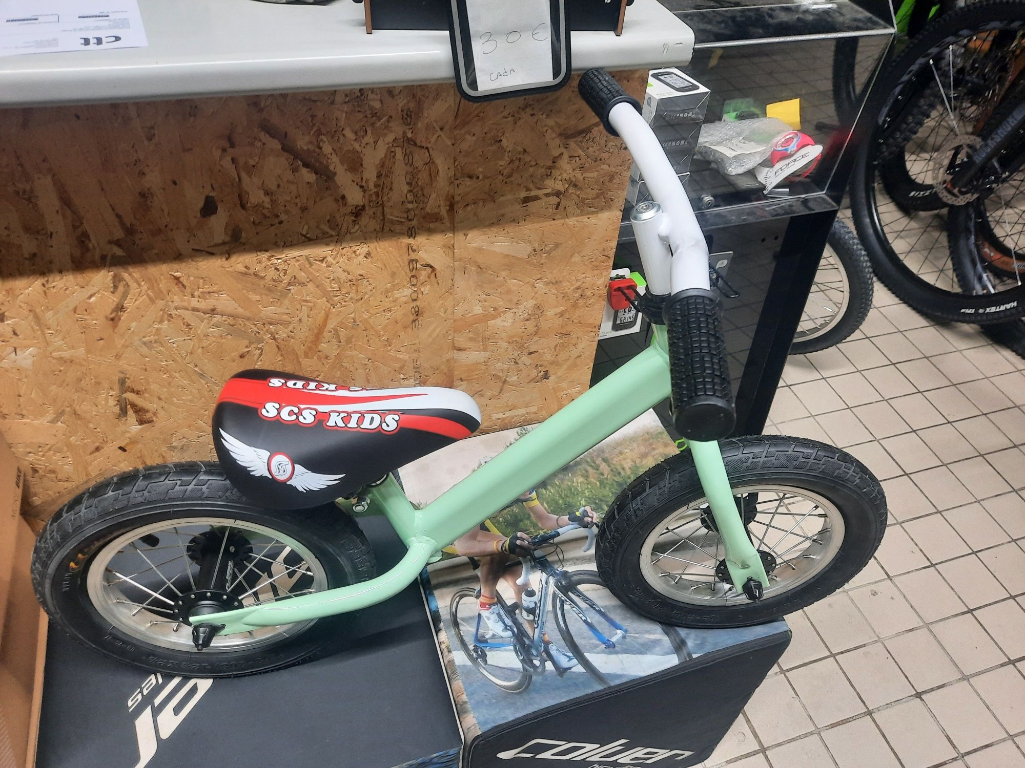 Bicicleta de crianca de equilibrio nova