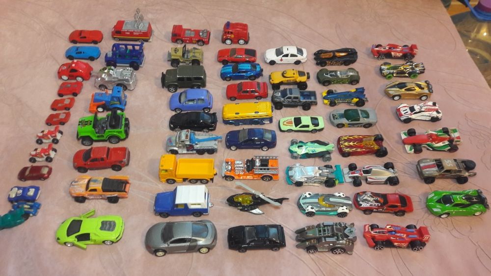 Машинки на батарейках разные и другие машинки.машинки-конструкторы.