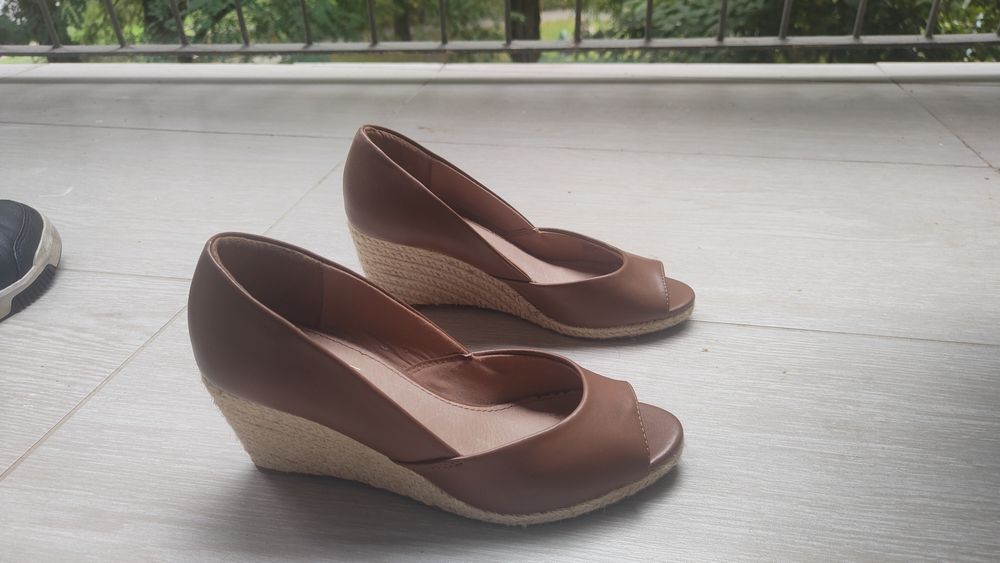 Letnie czółenka na koturnie Next. 37