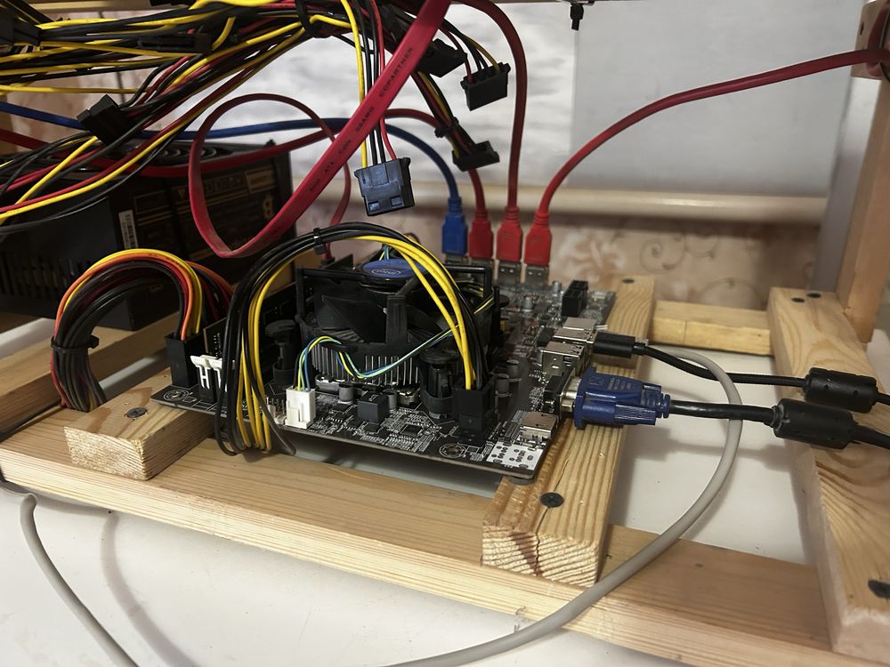 Майнінг ферма на 4 відеокарти RX 5600 XT 6 gb