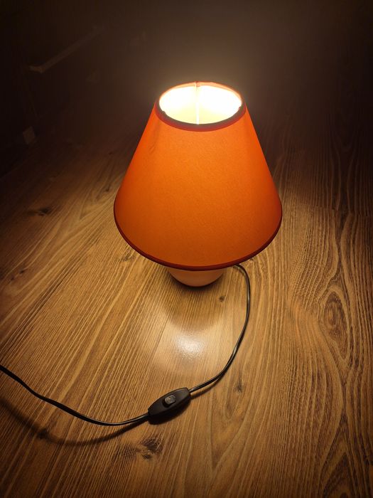 Lampka nocna ceramiczna z kloszem.