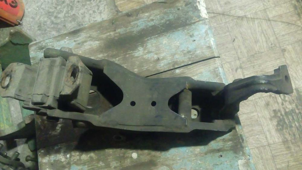 Подушкa двигуна  BMW Skoda VW SeaT   Espero кронштейн опорa