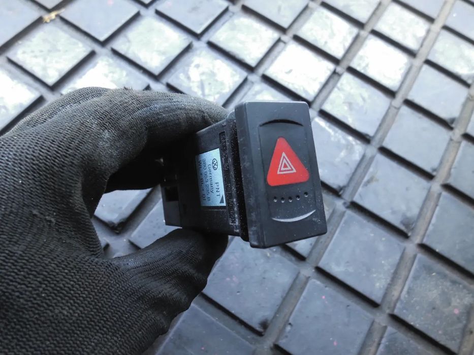 VW PASSAT B5 PRZEŁĄCZNIK ŚWIATEŁ AWARYJNYCH 3B0953235B ORYGINAŁ VOLKSWAGEN WTYCZKA INSTALACJA