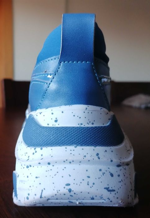 Sapatilhas lança perfume