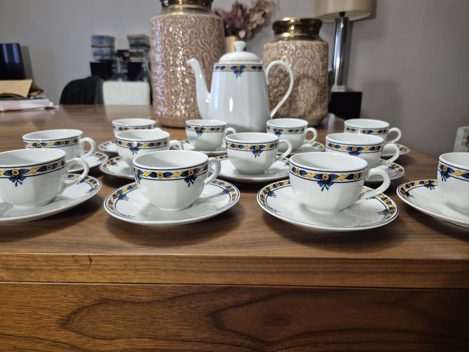Bule e 12 chávenas de café da Vista Alegre