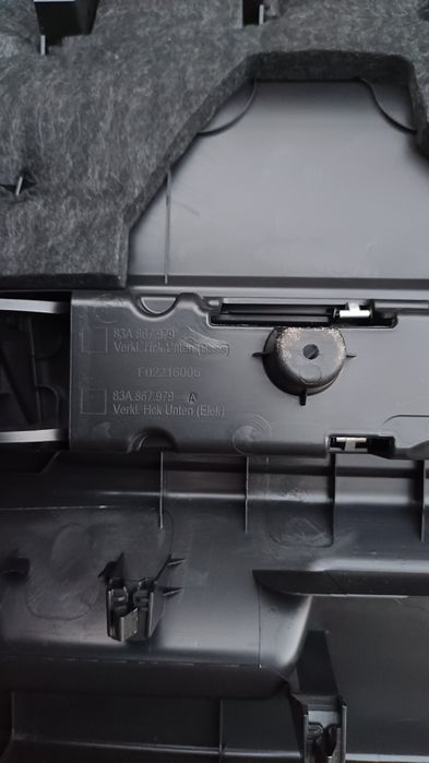 Пластикова обшивка кришки багажника Audi Q3 83a 83A867979.