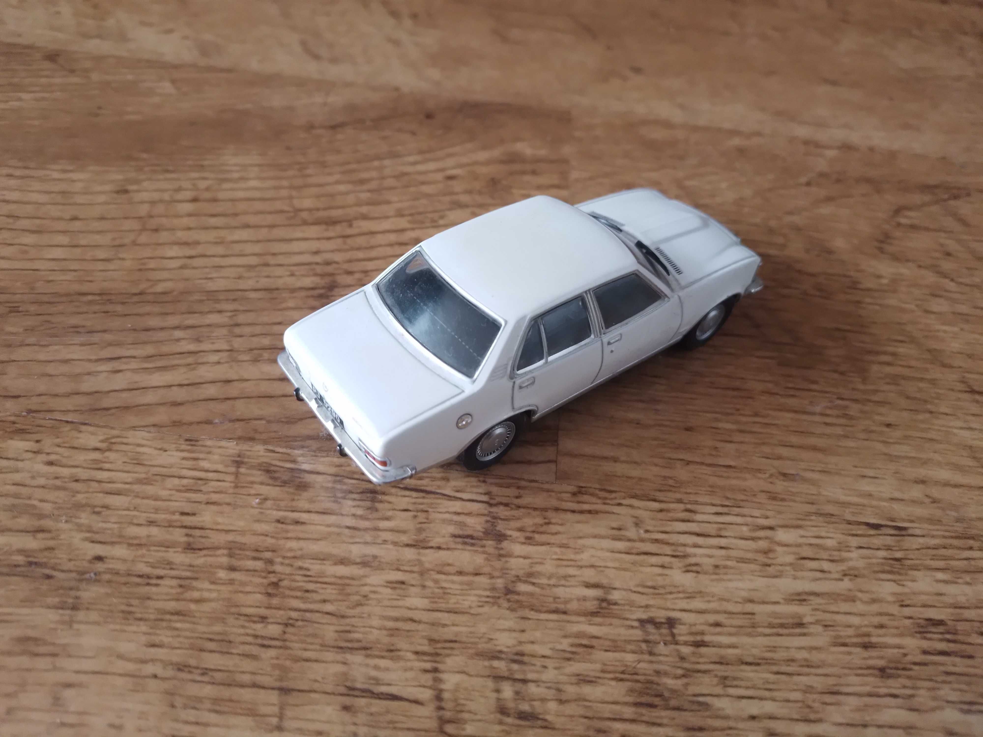 Opel Rekord; Kultowe Auta PRL-u 1:43