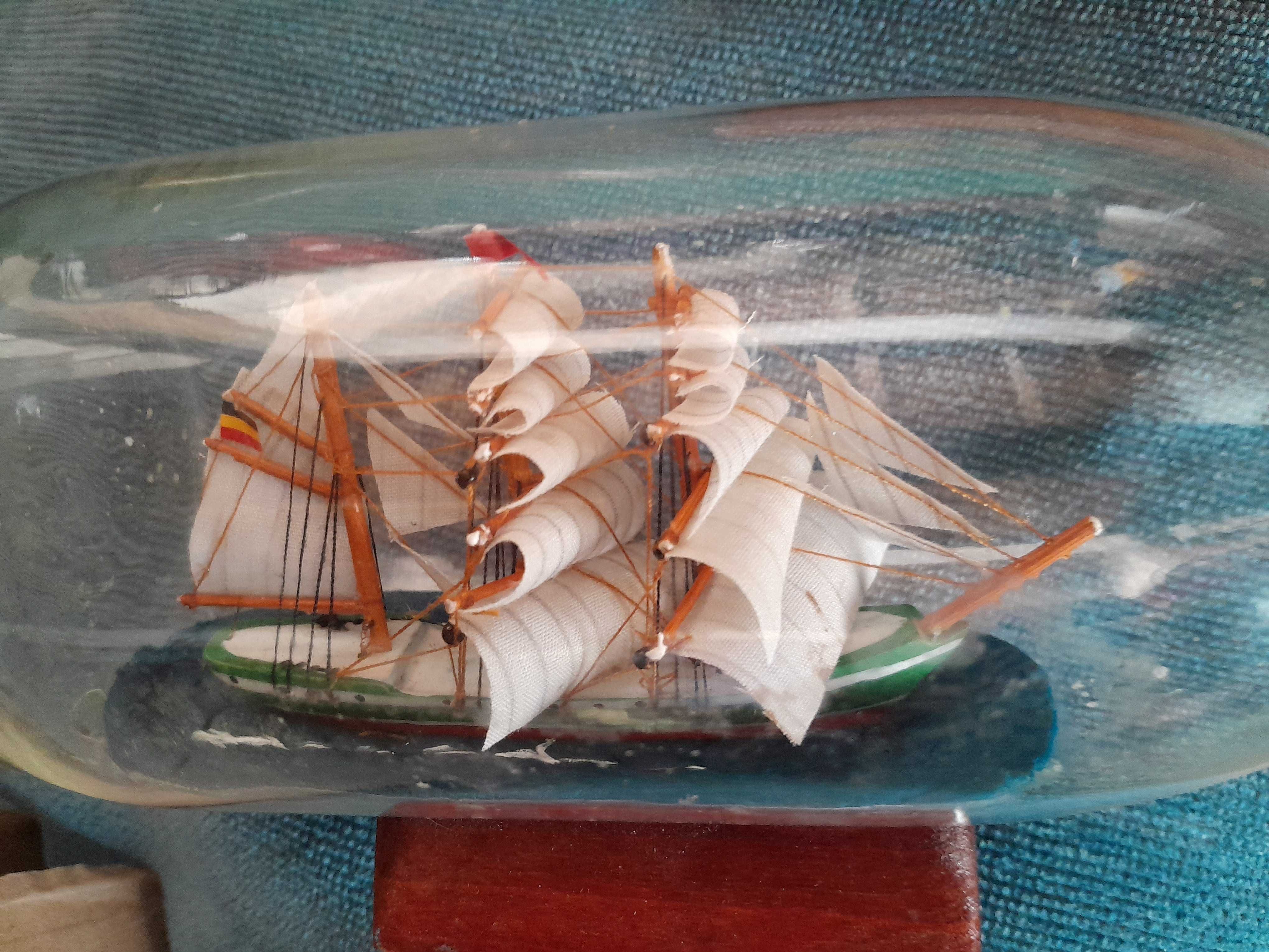 Garrafas com barco
