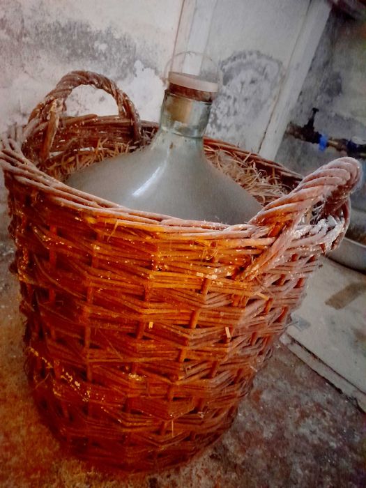 Słój do wina w koszu