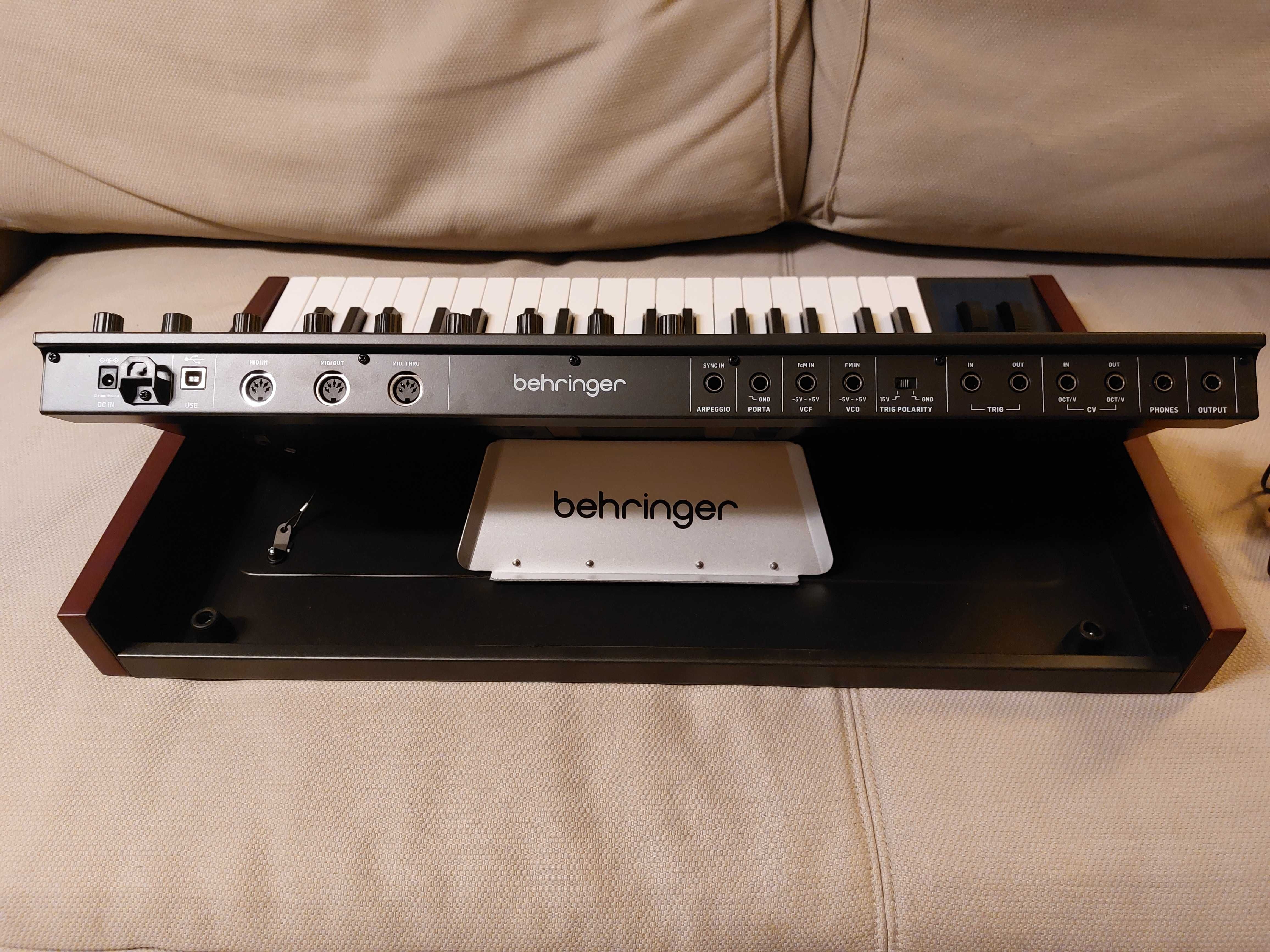 Behringer Monopoly - syntezator analogowy w idealnym stanie