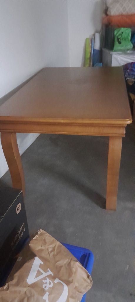 Mesa de madeira castanha