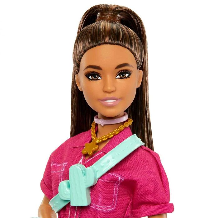 Mattel Barbie lalka brunetka w różowym kombinezonie akcesoria HPL76