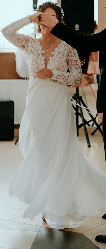 Suknia ślubna z muślinowym dołem i koronką