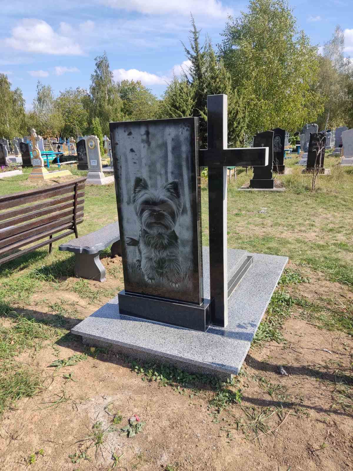 ПАМ'ЯТНИКИ з граніту, мармурової крихти та бетону