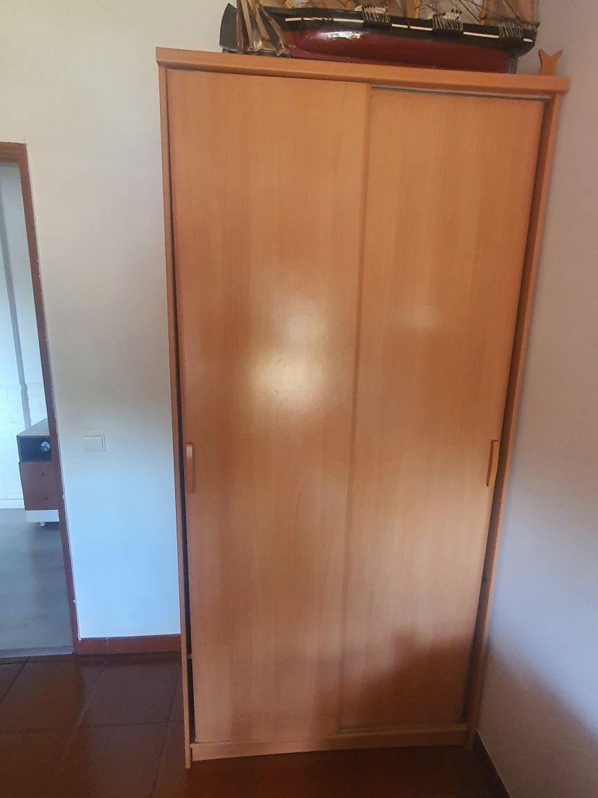 Vendo roupeiro com 2 parteleiras